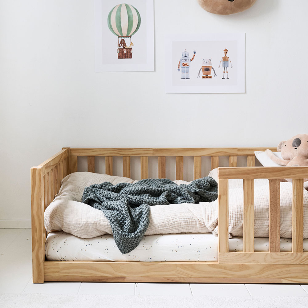 Petite Amélie | Lit Montessori au sol Nid | bois naturel | 70x140 cm | lit enfant sécurisé avec barrière amovible pour autonomie et développement (Petite Amélie) - Image 3
