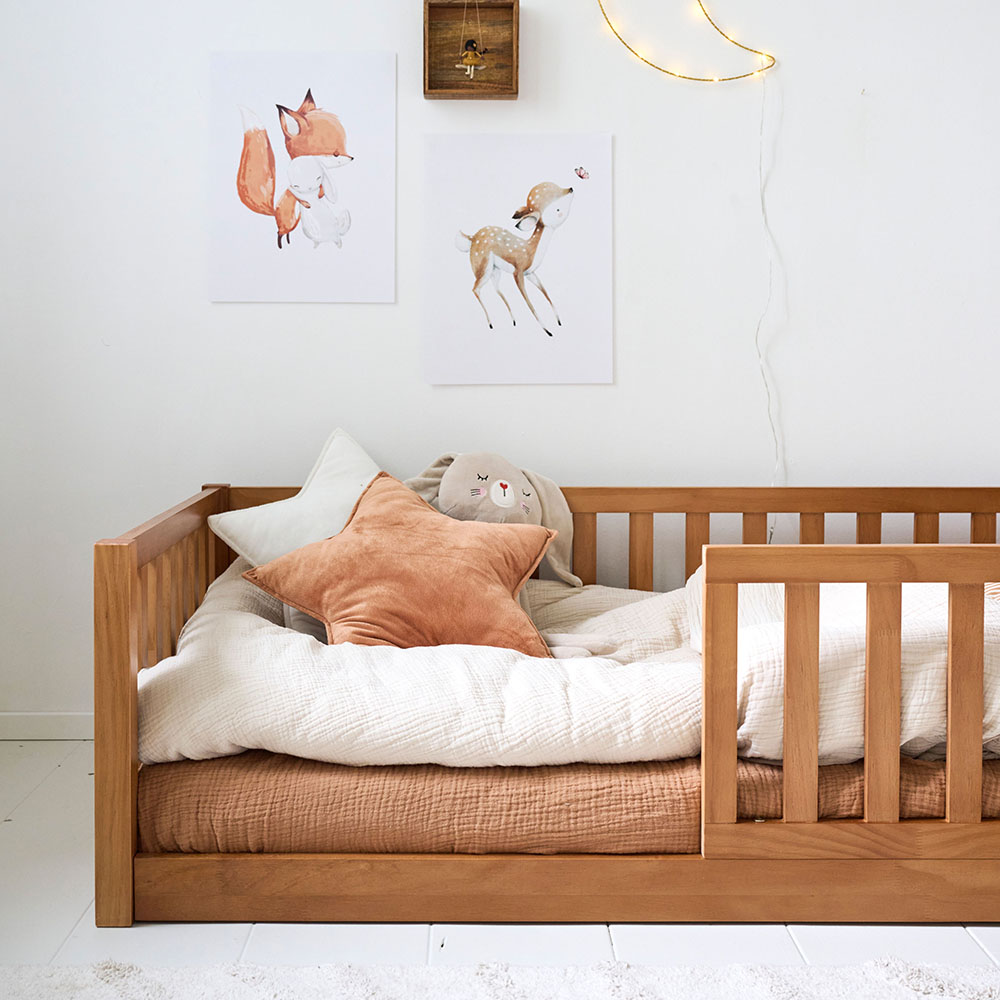 Petite Amélie | Lit Montessori au sol Nid | Bois noyer | 70x140 cm | Lit enfant avec barrière de sécurité amovible pour autonomie (Petite Amélie) - Image 3