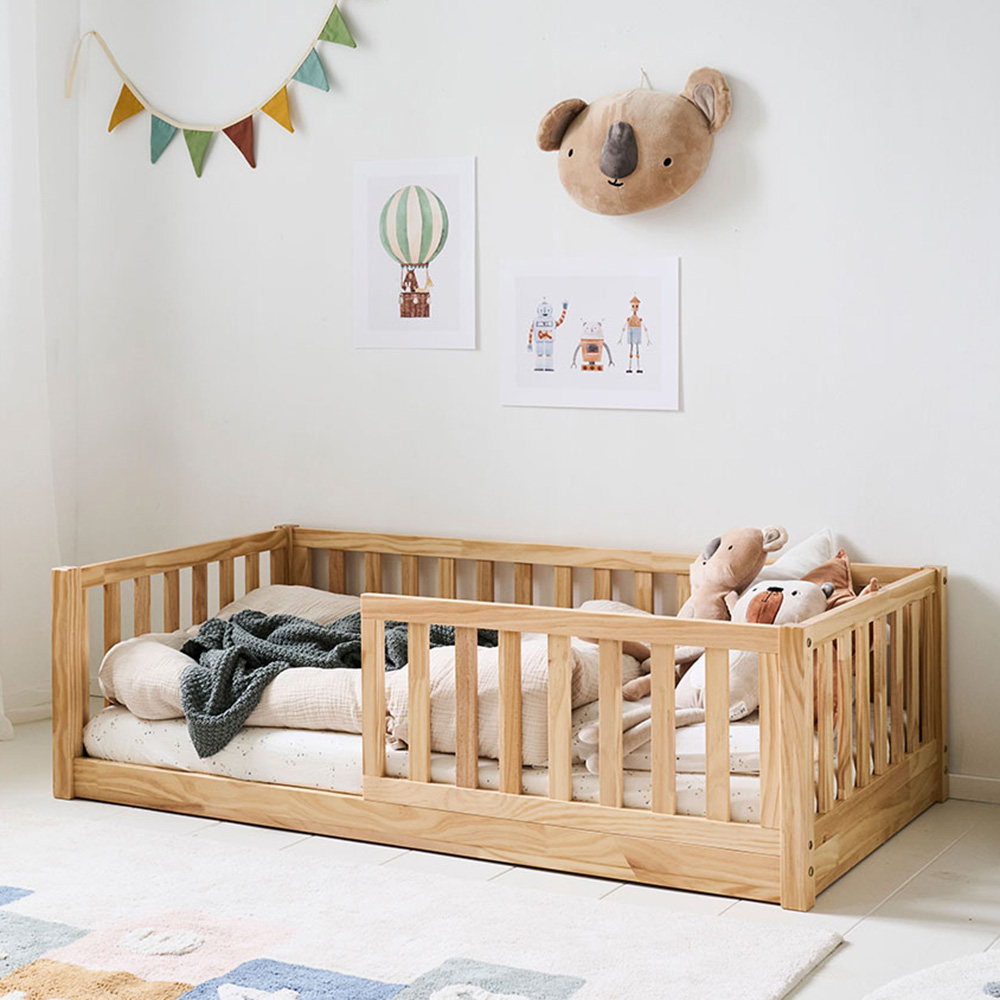 Petite Amélie - Petite Amélie | Lit Montessori au sol Nid | bois naturel | 70x140 cm | lit enfant sécurisé avec barrière amovible pour autonomie et développement