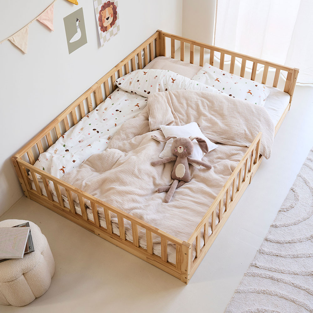 Petite Amélie | Lit Montessori au sol Nid | Bois naturel | 140x200 cm | Lit enfant spacieux favorisant l'autonomie et la sécurité au quotidien (Petite Amélie) - Image 1