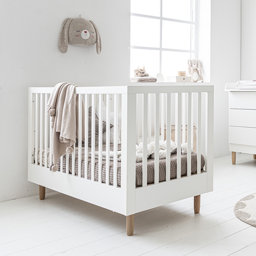 https://www.petiteamelie.fr/media/catalog/product/l/i/lit-bebe-bois-blanc-70x140-convertible-lit-enfant-bocca-chambre-bebe-petite-amelie.jpg