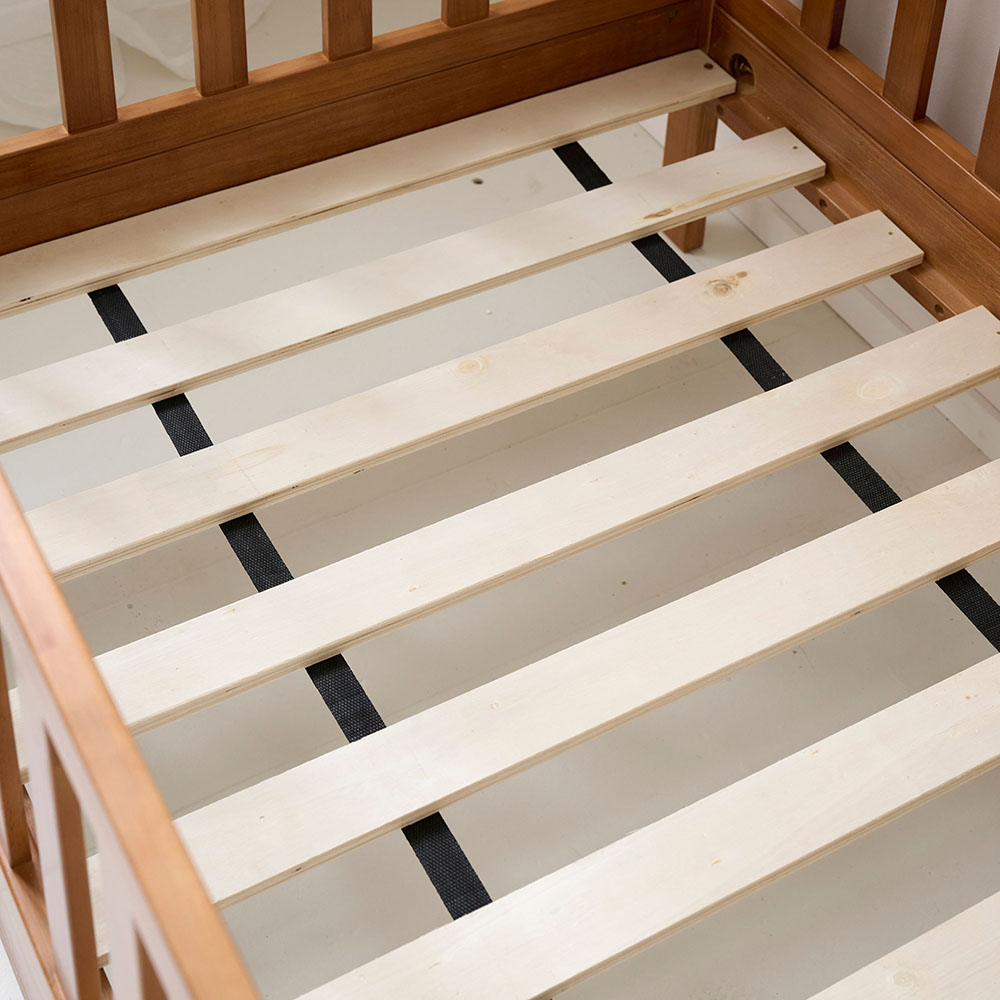Petite Amélie | Lit Cabane Enfant | Bois de pin massif | Noyer | 90x200 cm | Design ludique avec barrières de sécurité pour chambre d'enfant (Petite Amélie) - Image 6