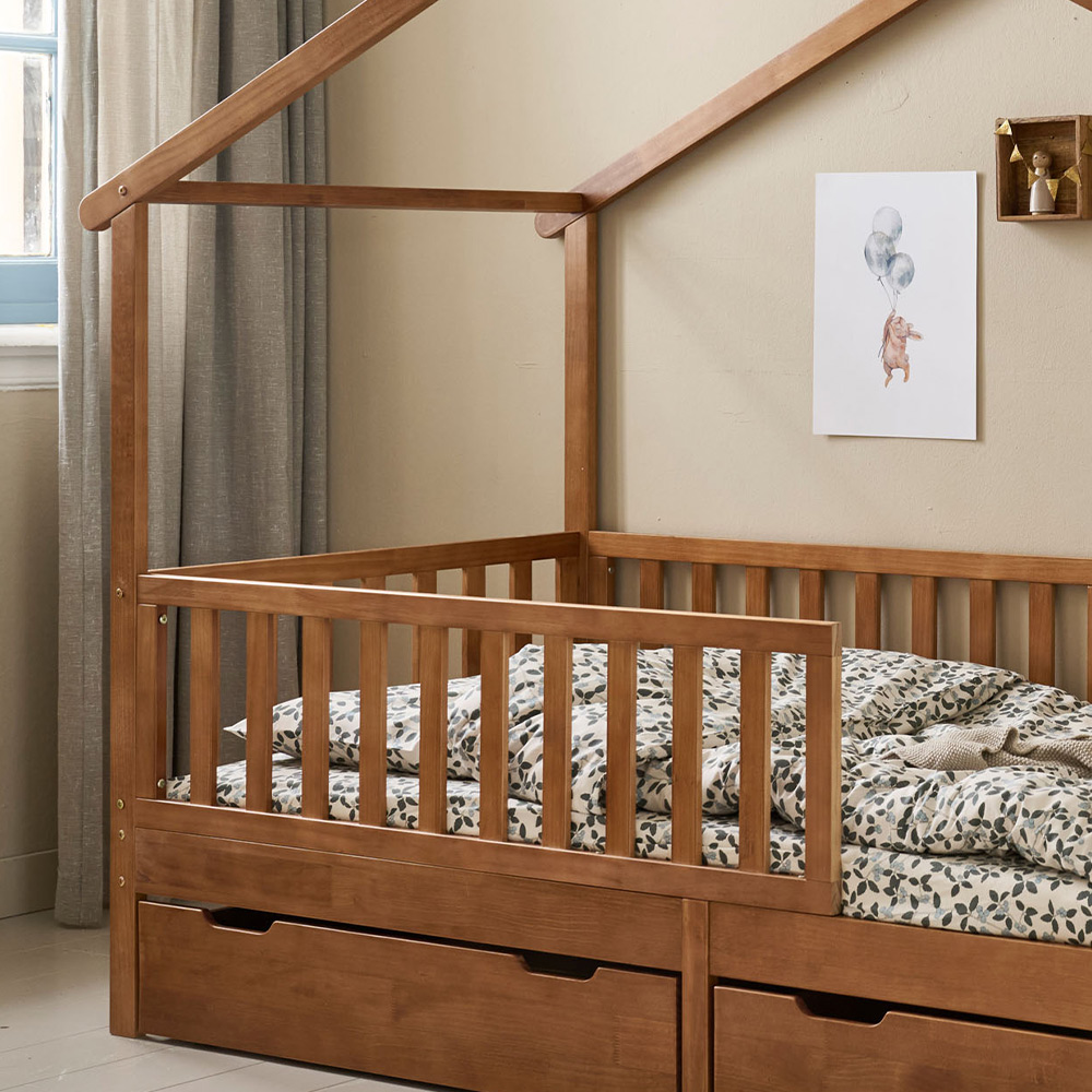 Petite Amélie | Lit Cabane Enfant | Bois de pin massif | Noyer | 90x200 cm | Design ludique avec barrières de sécurité pour chambre d'enfant (Petite Amélie) - Image 3
