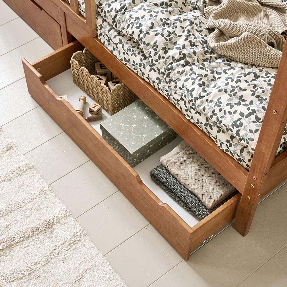 Petite Amélie | Lit Cabane Enfant | Bois de pin massif | Noyer | 90x200 cm | Design ludique avec barrières de sécurité pour chambre d'enfant (Petite Amélie) - Image 7