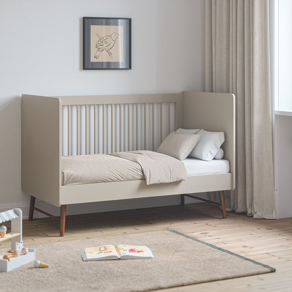 Petite Amélie | Lit bébé évolutif Roseau | Panneau de particules et hêtre | Avoine | 70x140 cm | De la naissance à 4 ans | Design danois (Petite Amélie) - Image 4