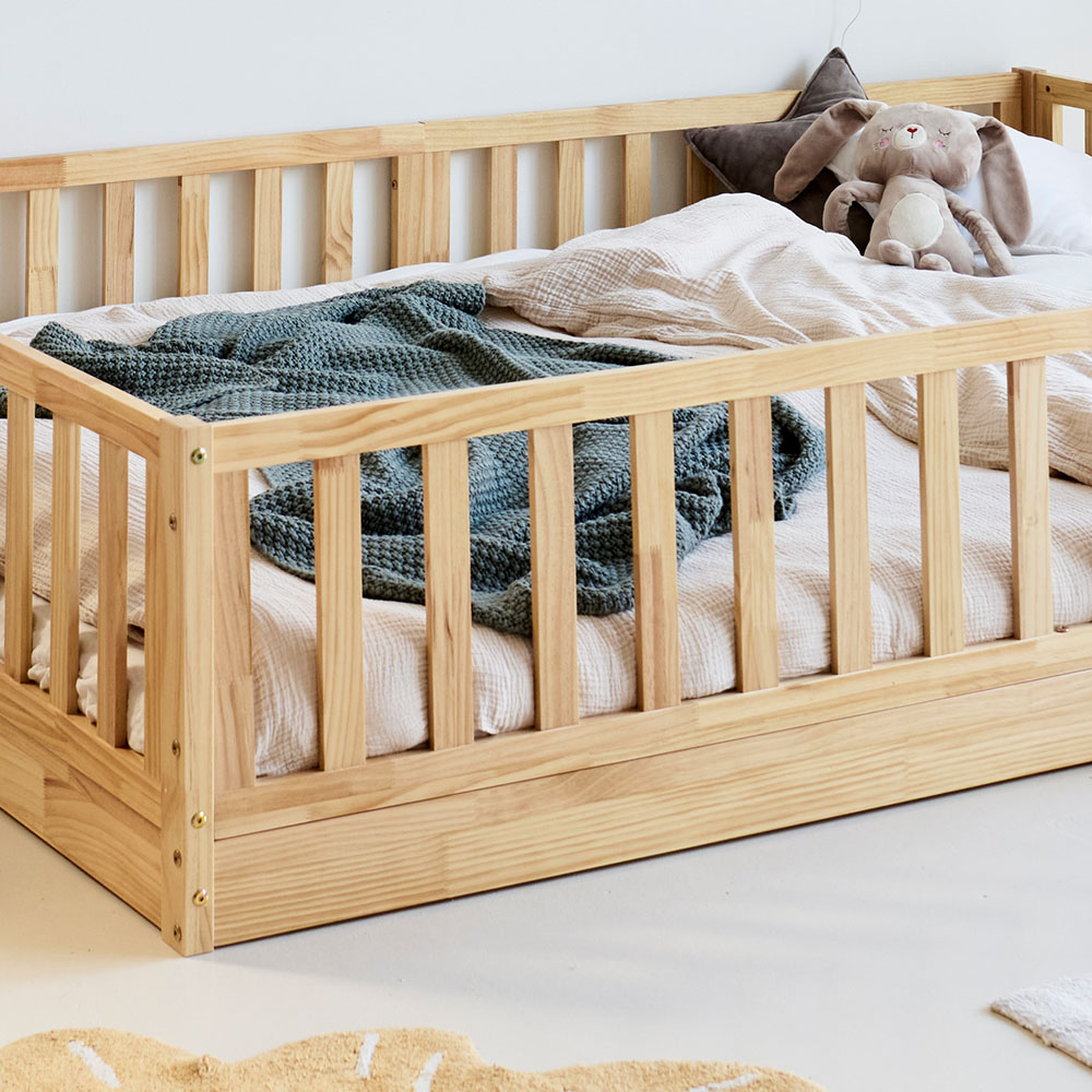 Petite Amélie | Lit Montessori au sol Nid | Bois naturel | 140x200 cm | Lit enfant spacieux favorisant l'autonomie et la sécurité au quotidien (Petite Amélie) - Image 4