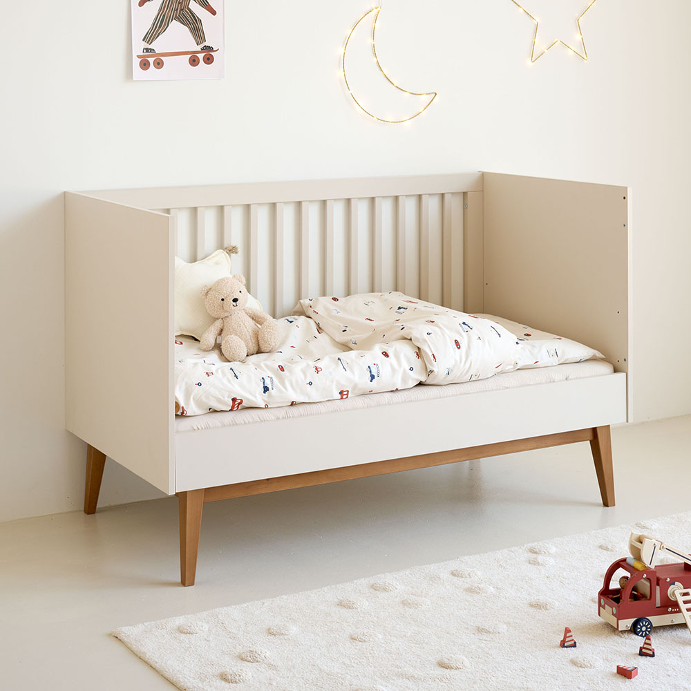 Petite Amélie | Chambre bébé évolutive Amande | Bois et hêtre | Avoine | 2 éléments | Lit évolutif et commode avec pieds inclinés en bois massif (Petite Amélie) - Image 4