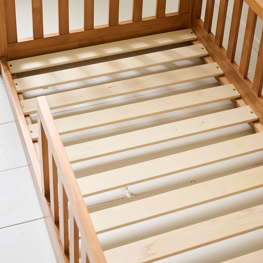 Petite Amélie | Lit Montessori au sol Nid | Bois noyer | 70x140 cm | Lit enfant avec barrière de sécurité amovible pour autonomie (Petite Amélie) - Image 5