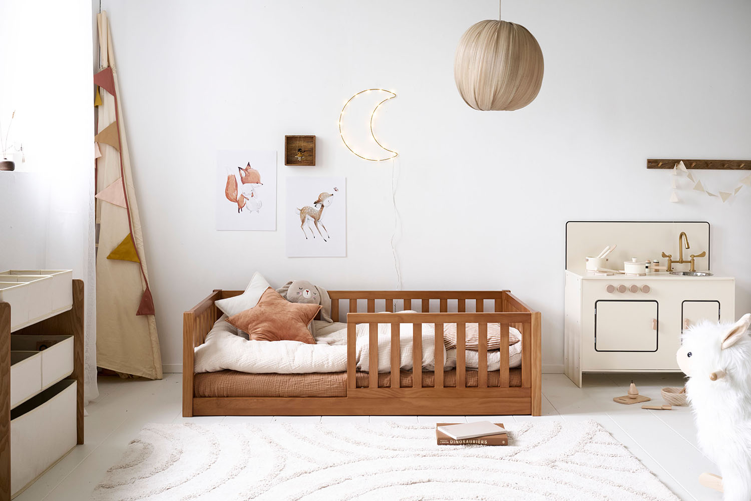 Petite Amélie | Lit Montessori au sol Nid | Bois noyer | 70x140 cm | Lit enfant avec barrière de sécurité amovible pour autonomie (Petite Amélie) - Image 1
