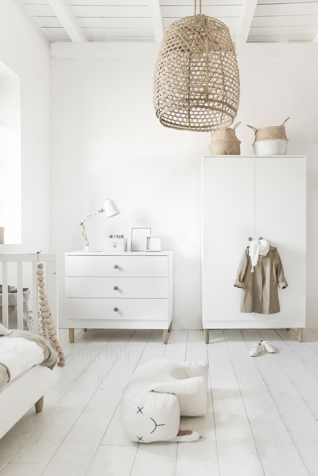 Petite Amélie | Commode à langer Bocca | Design scandinave | Blanche | 55 cm de profondeur | Rangement avec tiroirs soft-close pour chambre bébé (Petite Amélie) - Image 4