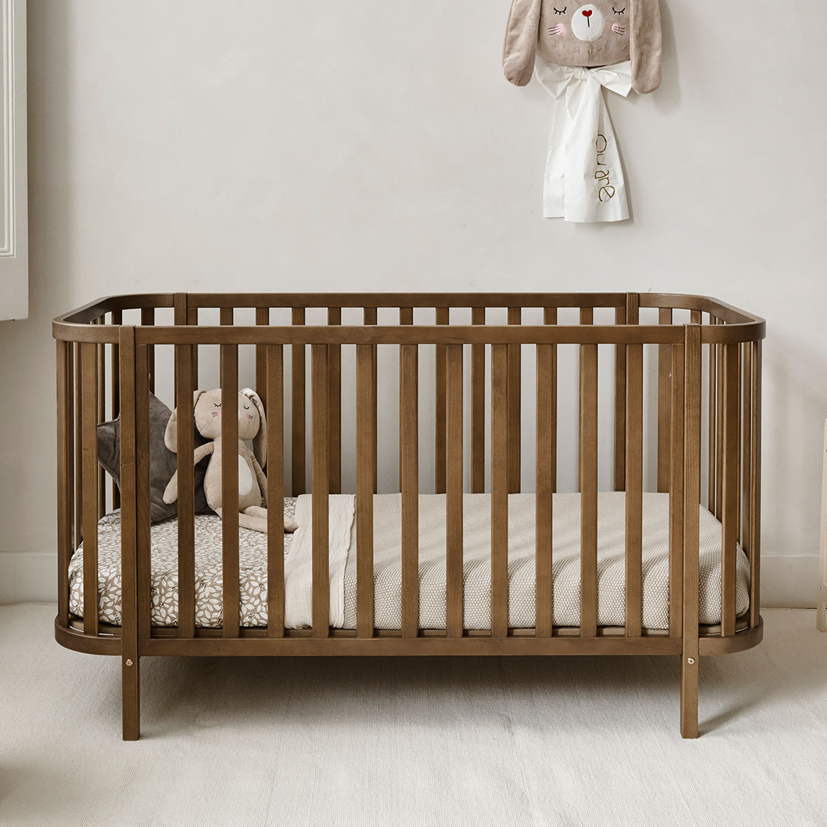 Petite Amélie - Petite Amélie | Lit bébé évolutif ovale Cocoon | Bois massif | Marron foncé | 70x140 cm | Sommier réglable en hauteur | Design intemporel