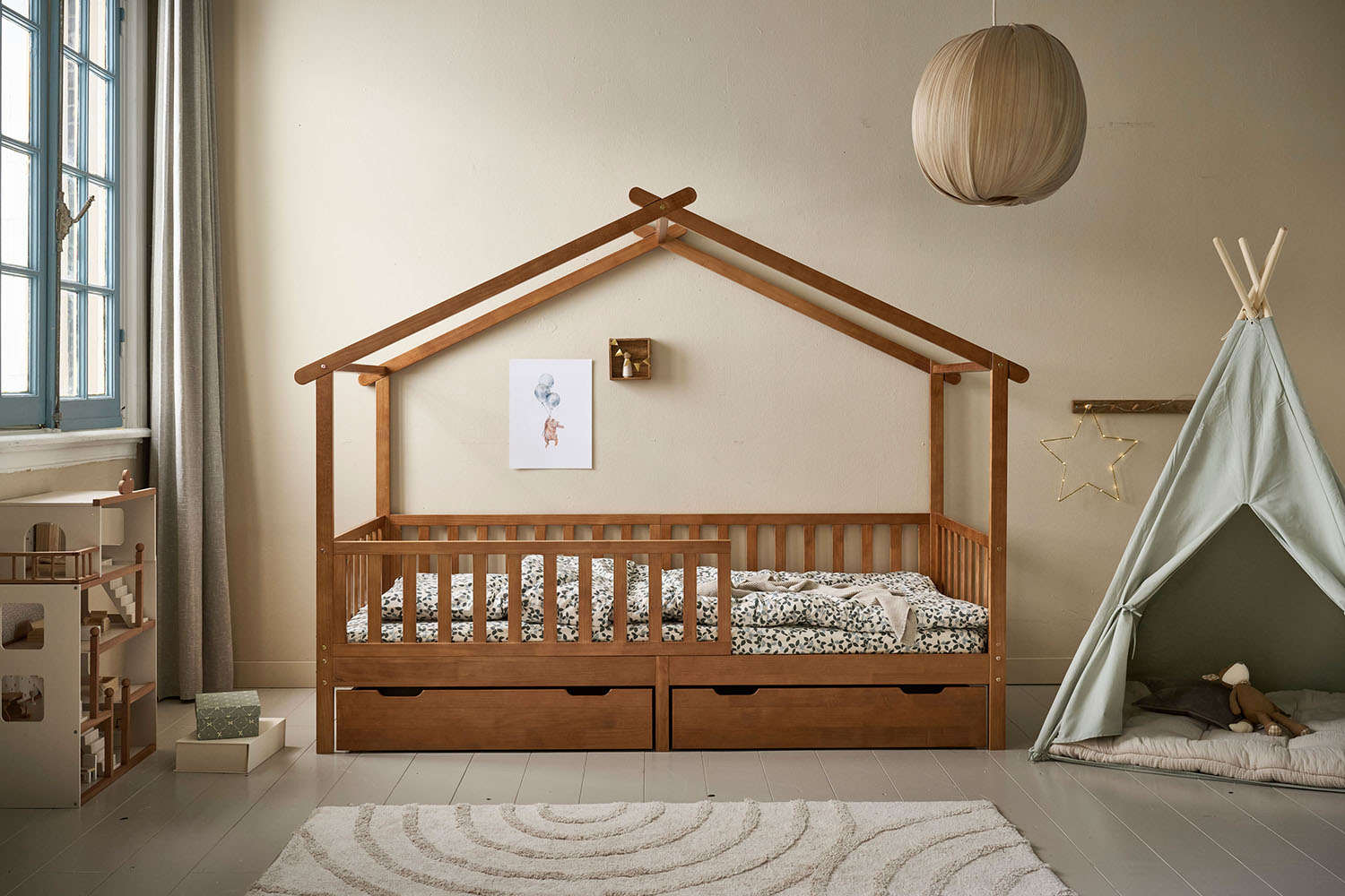 Petite Amélie | Lit Cabane Enfant | Bois de pin massif | Noyer | 90x200 cm | Design ludique avec barrières de sécurité pour chambre d'enfant (Petite Amélie) - Image 1