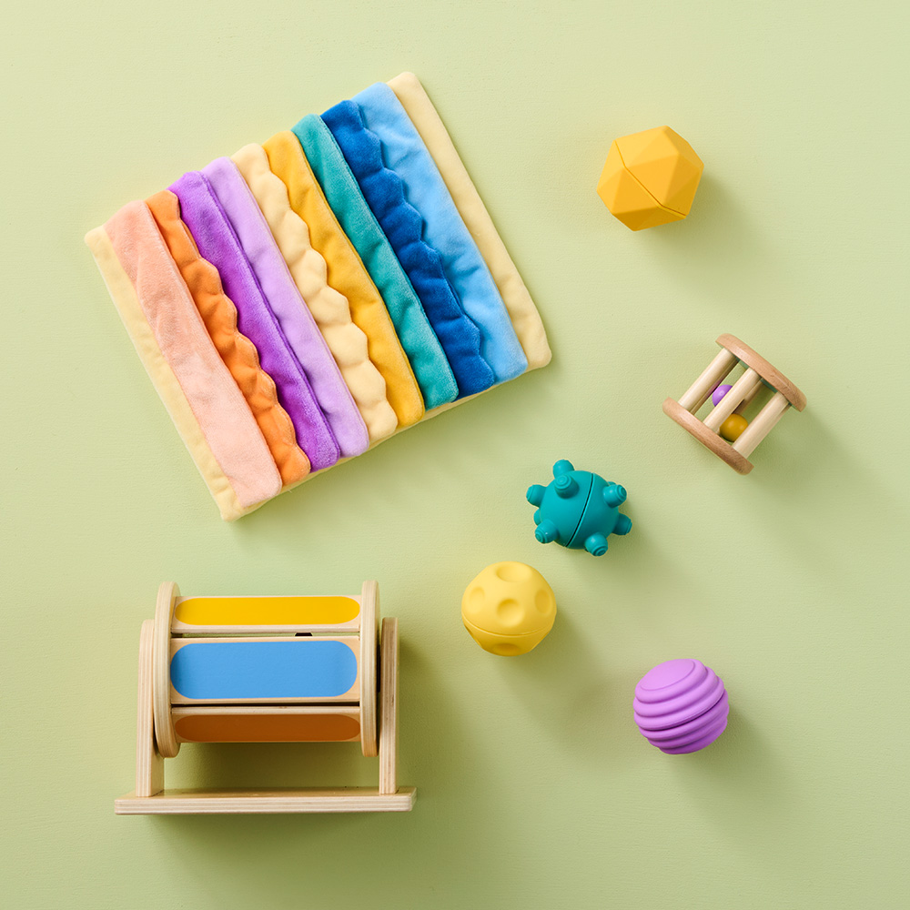 Petite Amélie | Coffret de jouets Montessori | Play & Grow | Développement sensoriel et moteur | 4-6 mois | Hochet, balles, tambour et tissu (Petite Amélie) - Image 3