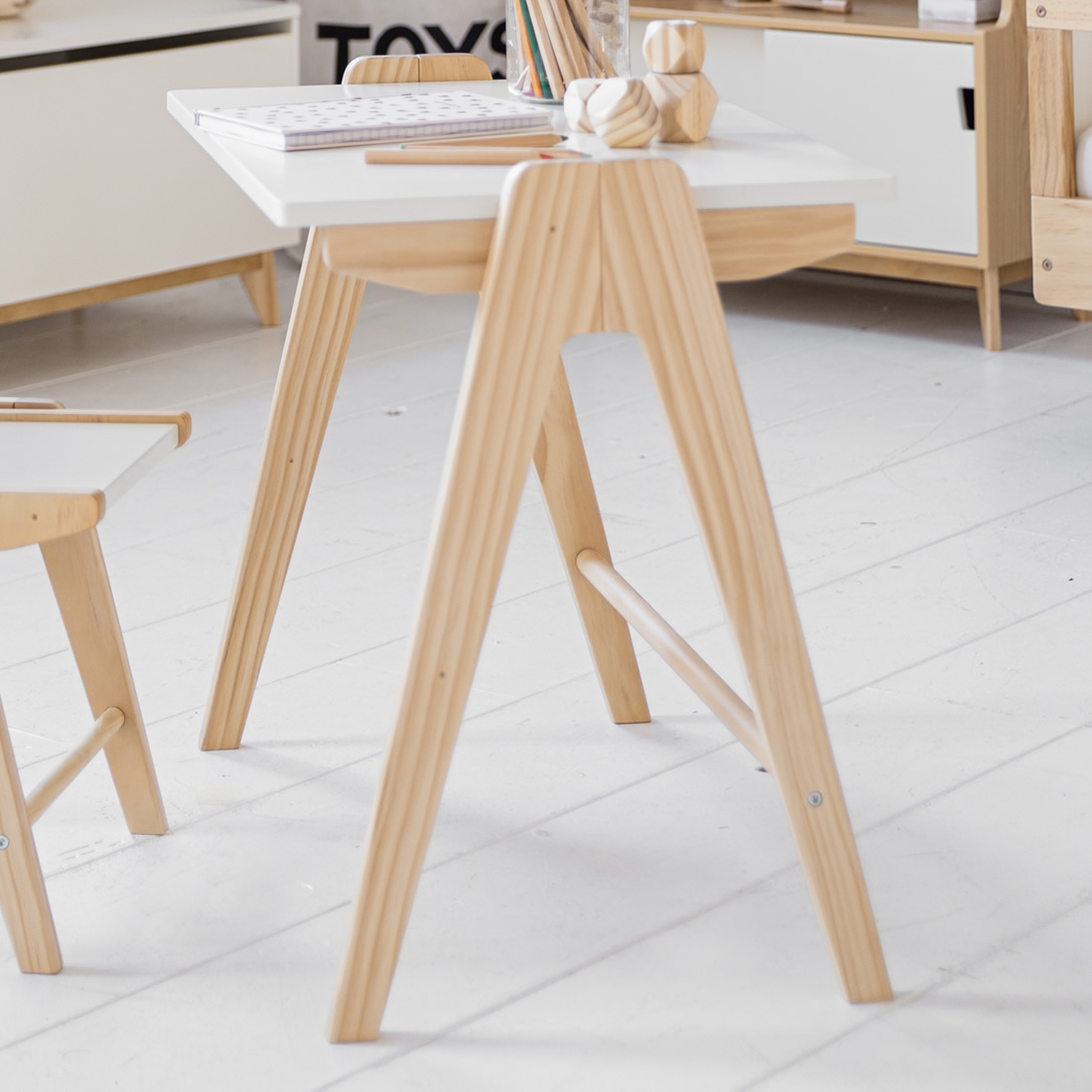 Petit bureau enfant en bois par Petite Amélie