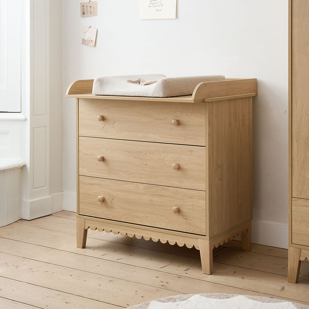 Petite Amélie Commode 3 Tiroirs Cannelle | Meuble de chambre bébé | Finition chêne et hêtre massif | Design arrondi avec fermeture douce (Petite Amélie) - Image 3