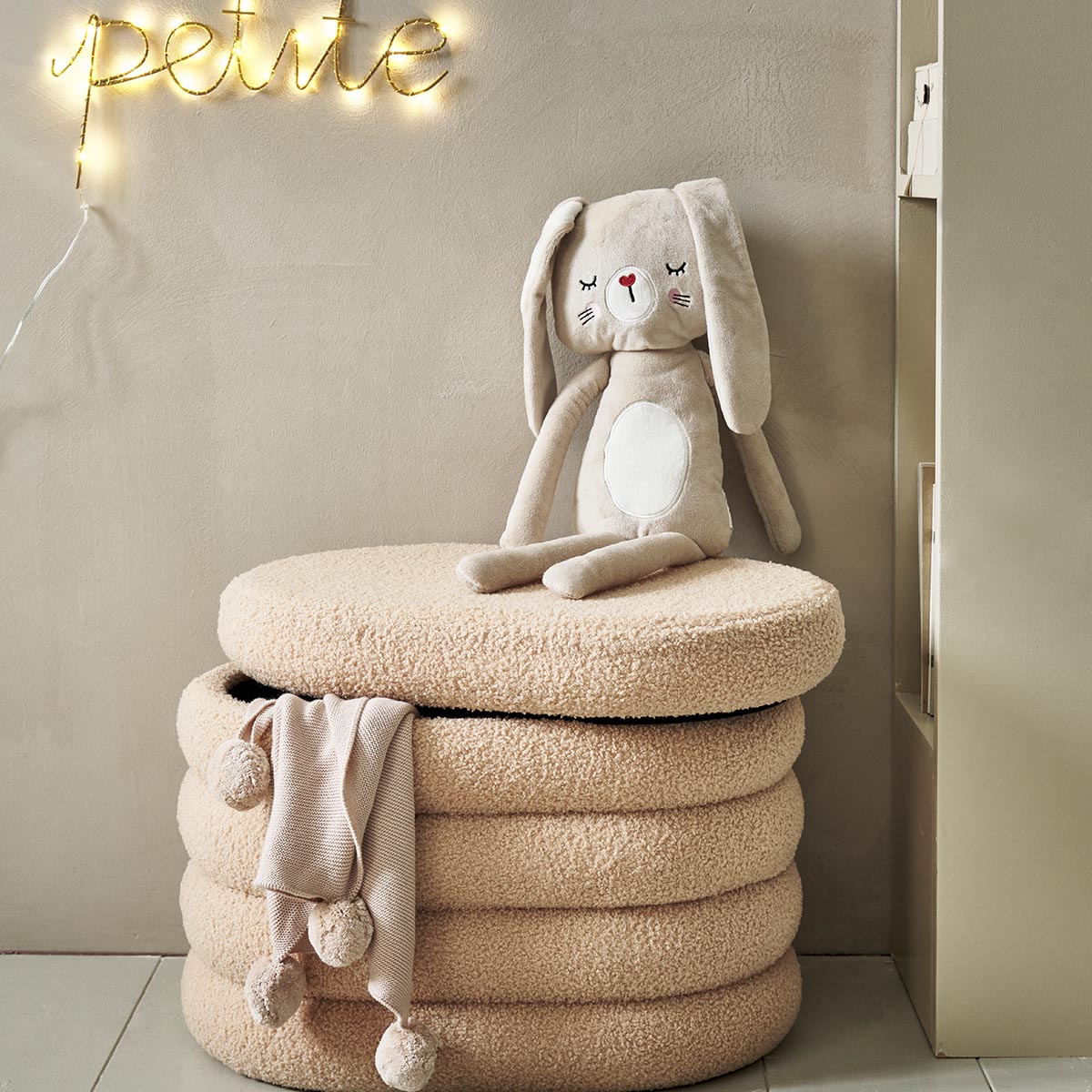 Petite Amélie | Pouf de rangement | Teddy | Marron clair | 30 litres | Pour enfant 3-7 ans (Petite Amélie) - Image 3
