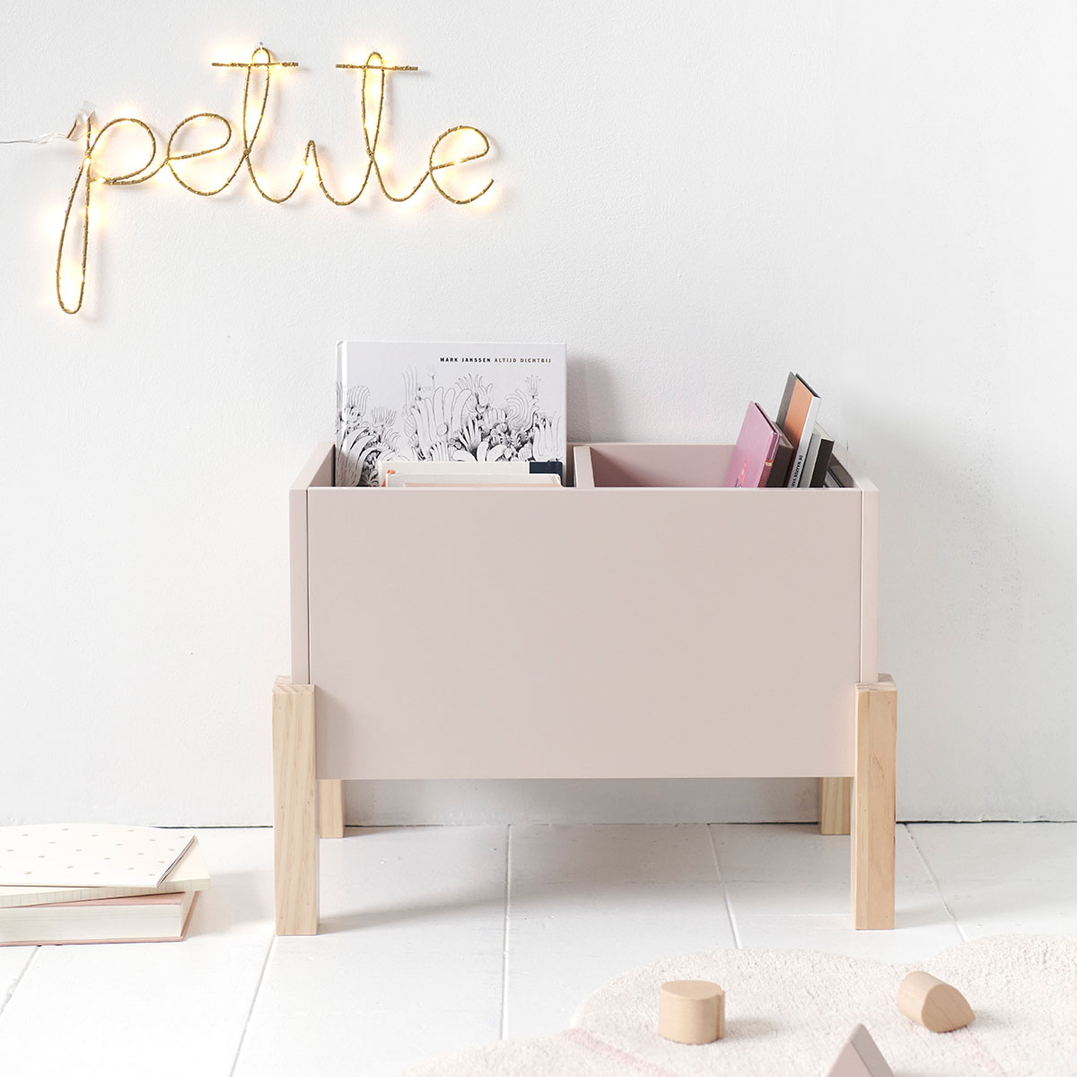 Petite Amélie | Bac à livres et rangement enfant | Ciel | Blanc et bois | 53x38x31,5 cm (Petite Amélie) - Image 1