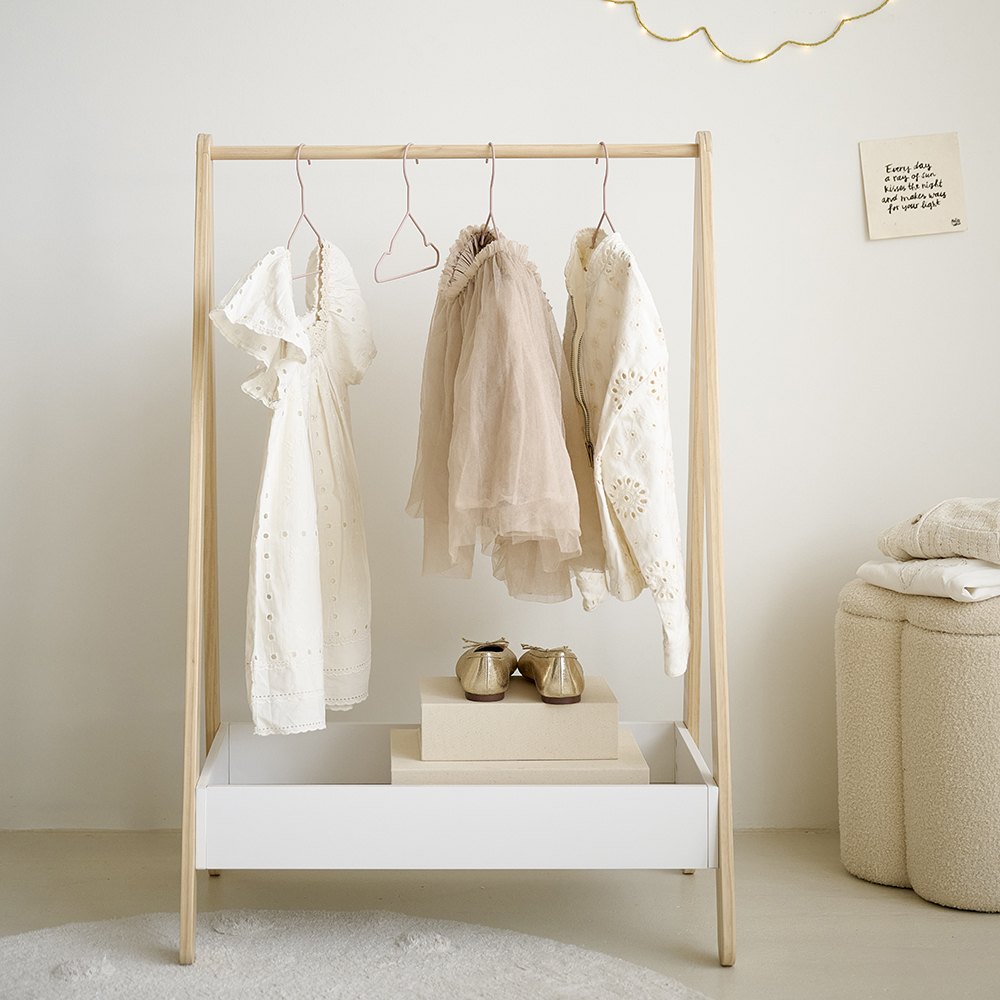 Petite Amélie | Portant à vêtements Cerise | Bois | Blanc | Meuble pour enfant à hauteur accessible (Petite Amélie) - Image 1
