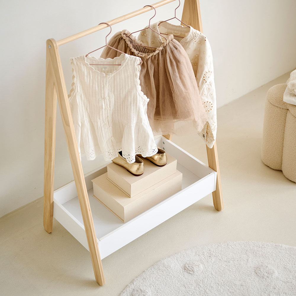 Petite Amélie | Portant à vêtements Cerise | Bois | Blanc | Meuble pour enfant à hauteur accessible (Petite Amélie) - Image 4
