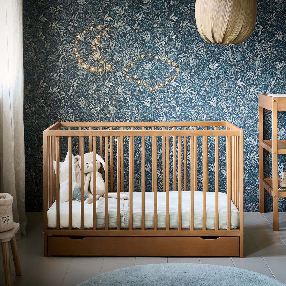 Petite Amélie | Tiroir de lit bébé | Rangement sous lit | Noyer | 118x62,3x12,8 cm | Compatible avec modèle HETRE | Construction solide avec roulettes (Petite Amélie) - Image 2