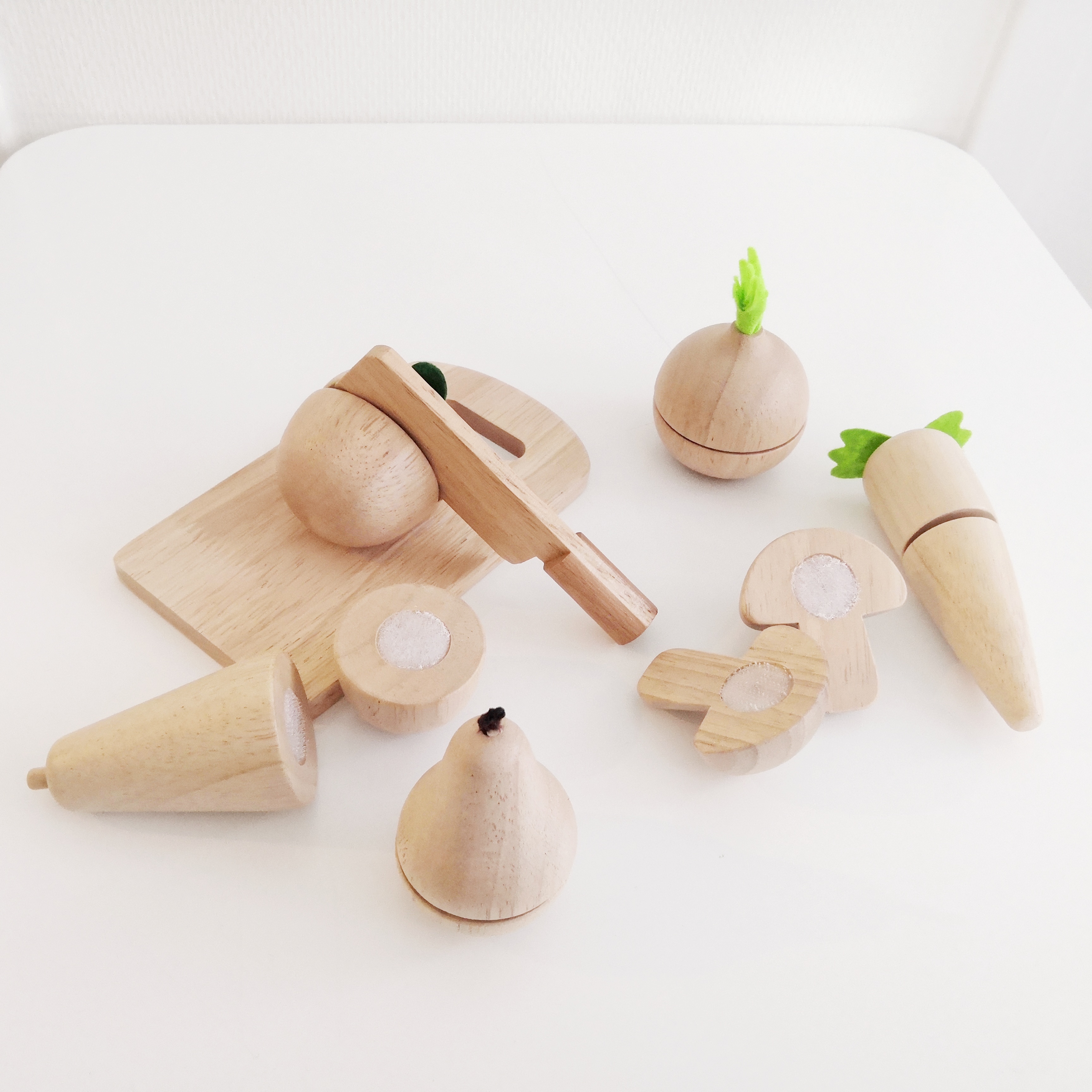 Petite Amélie | Set de fruits et légumes en bois | Jouet d'imitation | Naturel | Dès 3 ans | Dinette avec planche et couteau inclus (Petite Amélie) - Image 1