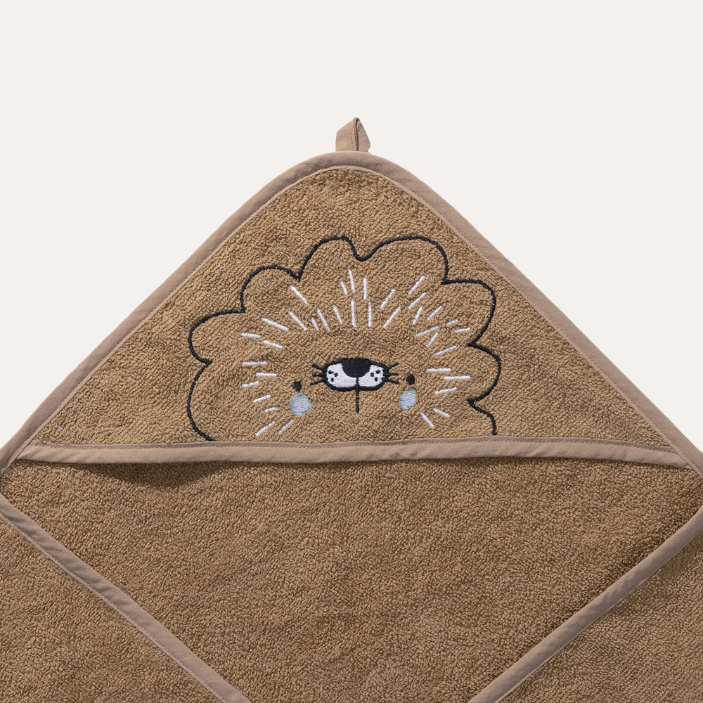 Petite Amélie Cape de bain bébé LEO | Tissu éponge doux | Motif lion | Caramel | 75x75 cm (Petite Amélie) - Image 1