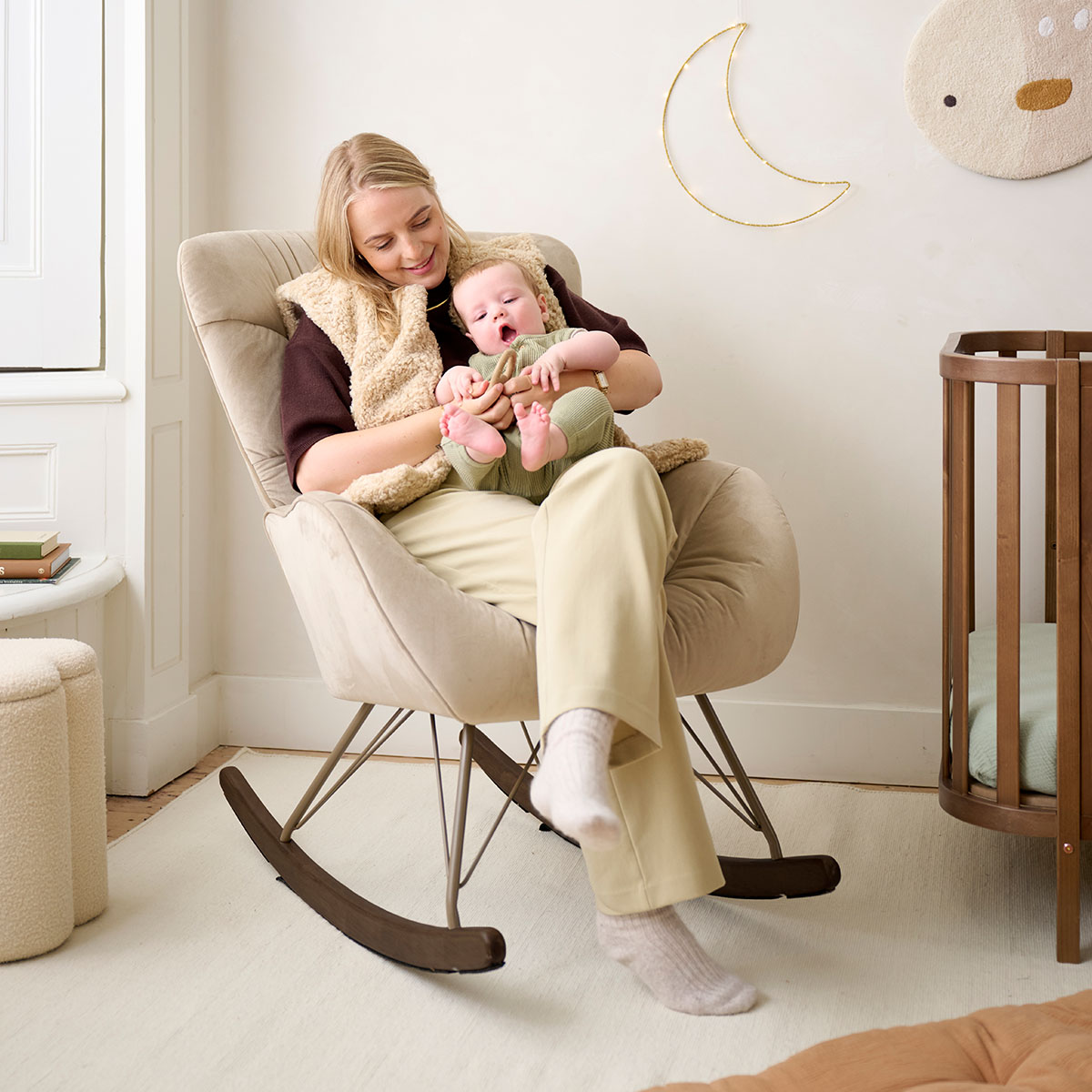 Petite Amélie Rocking chair Leandre | Fauteuil allaitement | Sable | Bois et métal | Confortable pour usage domestique | Supporte jusqu'à 110 kg (Petite Amélie) - Image 1