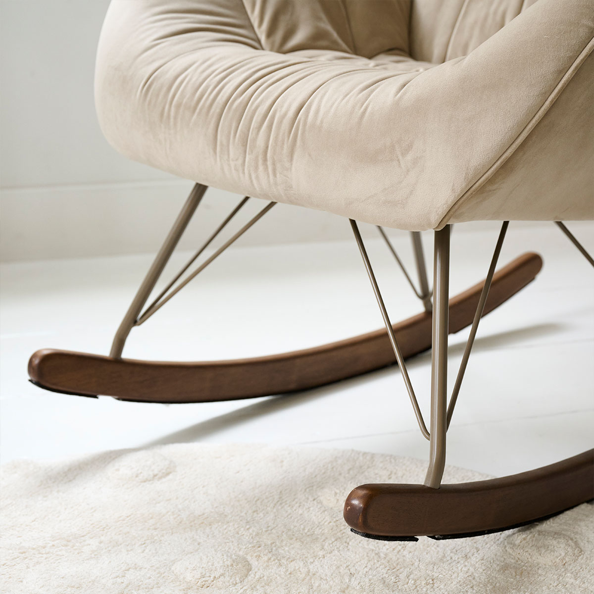 Petite Amélie Rocking chair Leandre | Fauteuil allaitement | Sable | Bois et métal | Confortable pour usage domestique | Supporte jusqu'à 110 kg (Petite Amélie) - Image 5