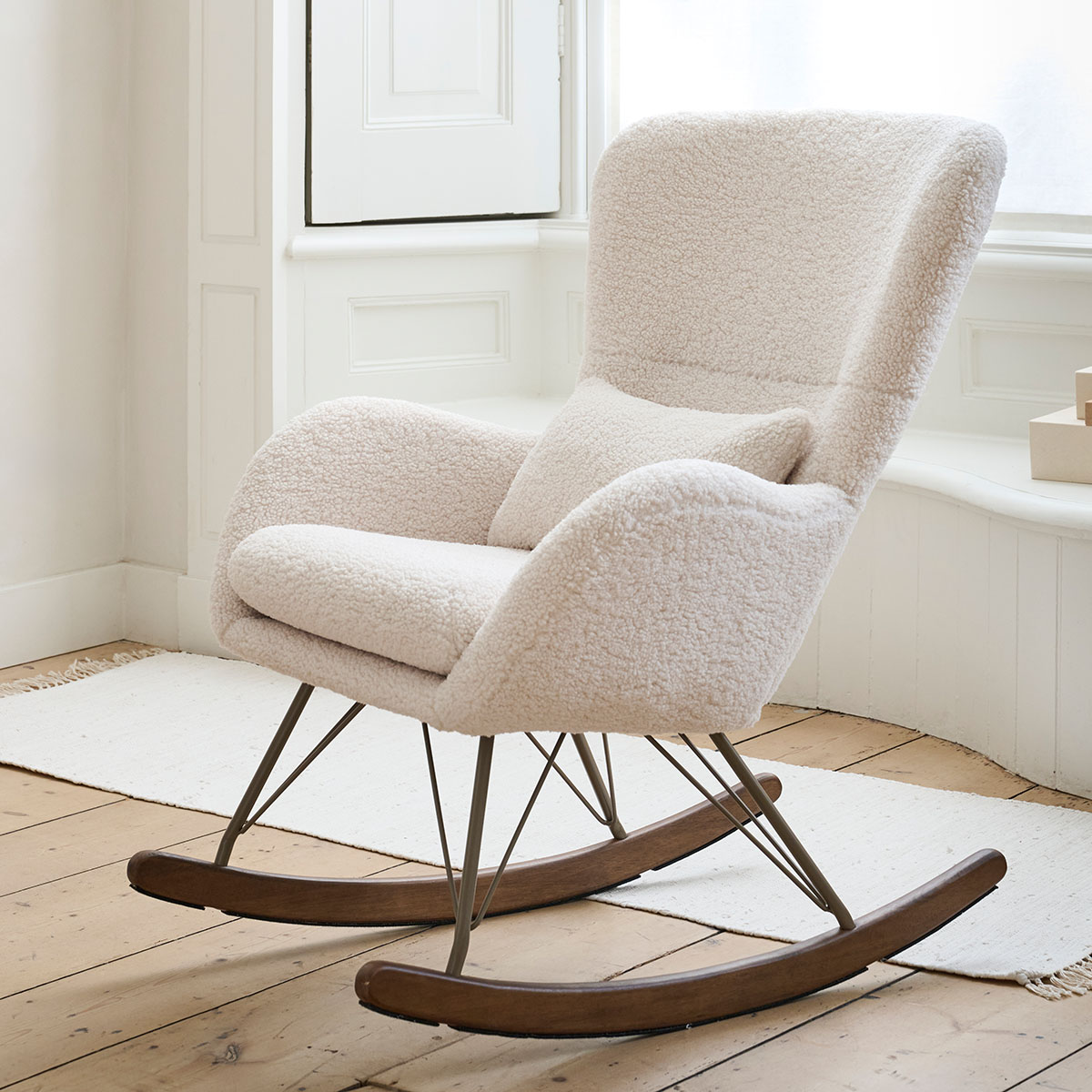 Petite Amélie - Petite Amélie | Fauteuil rocking chair «Lune» | Allaitement | Beige | Support 110 kg | Bois teinté cocoa et métal | Usage intérieur confortable