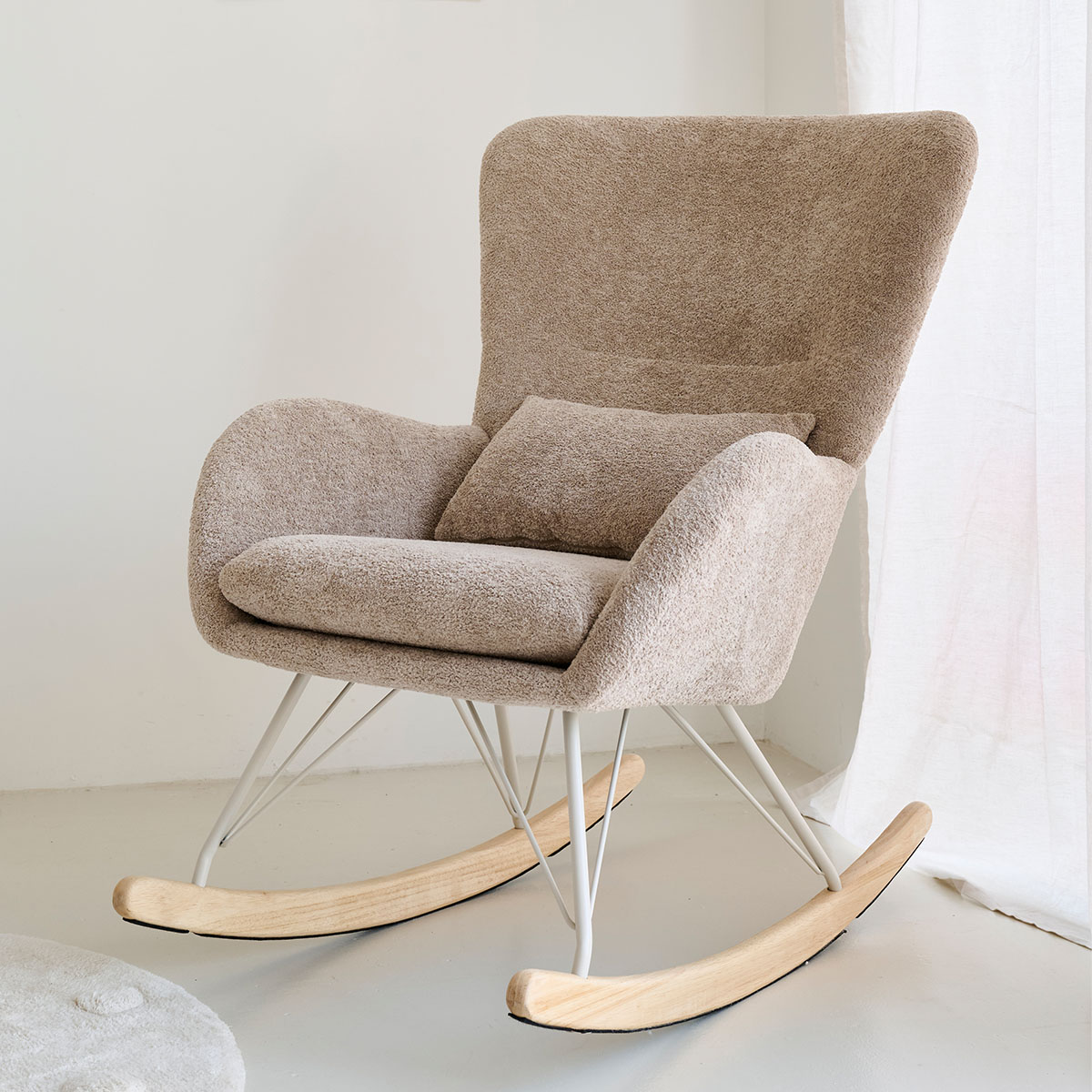Petite Amélie Rocking chair Lune | Fauteuil allaitement | Bois et métal | Brun | Supporte 110 kg | Design ergonomique pour chambre de bébé (Petite Amélie) - Image 1
