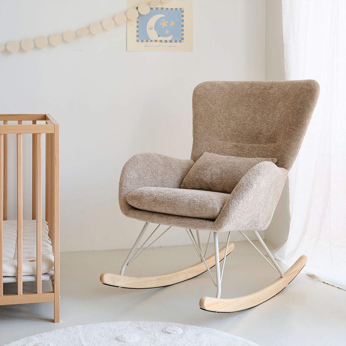 Petite Amélie Rocking chair Lune | Fauteuil allaitement | Bois et métal | Brun | Supporte 110 kg | Design ergonomique pour chambre de bébé (Petite Amélie) - Image 3