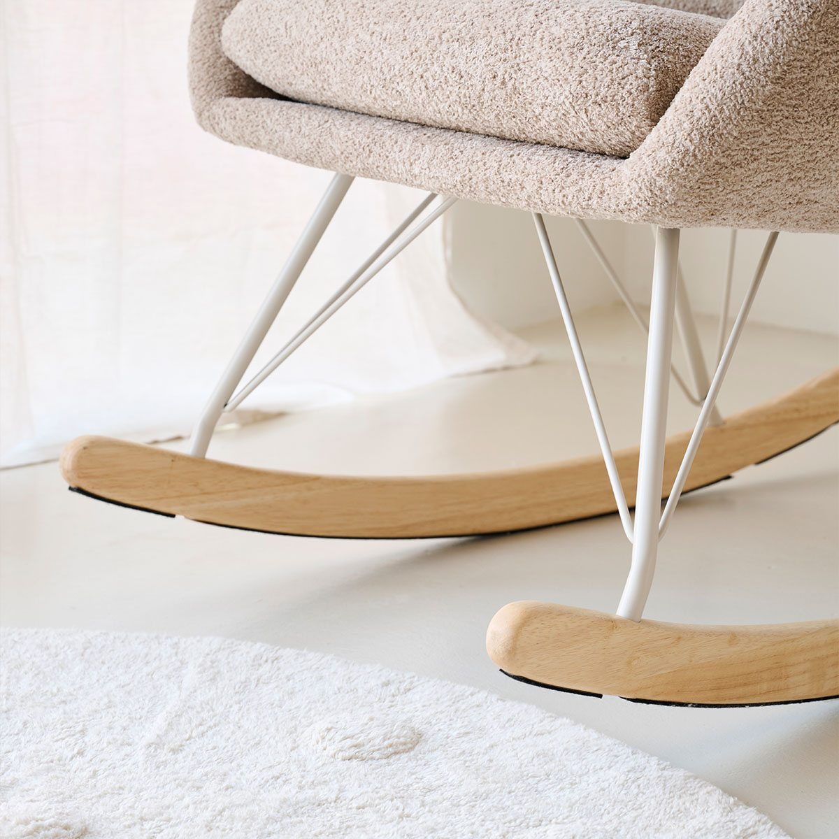 Petite Amélie Rocking chair Lune | Fauteuil allaitement | Bois et métal | Brun | Supporte 110 kg | Design ergonomique pour chambre de bébé (Petite Amélie) - Image 4