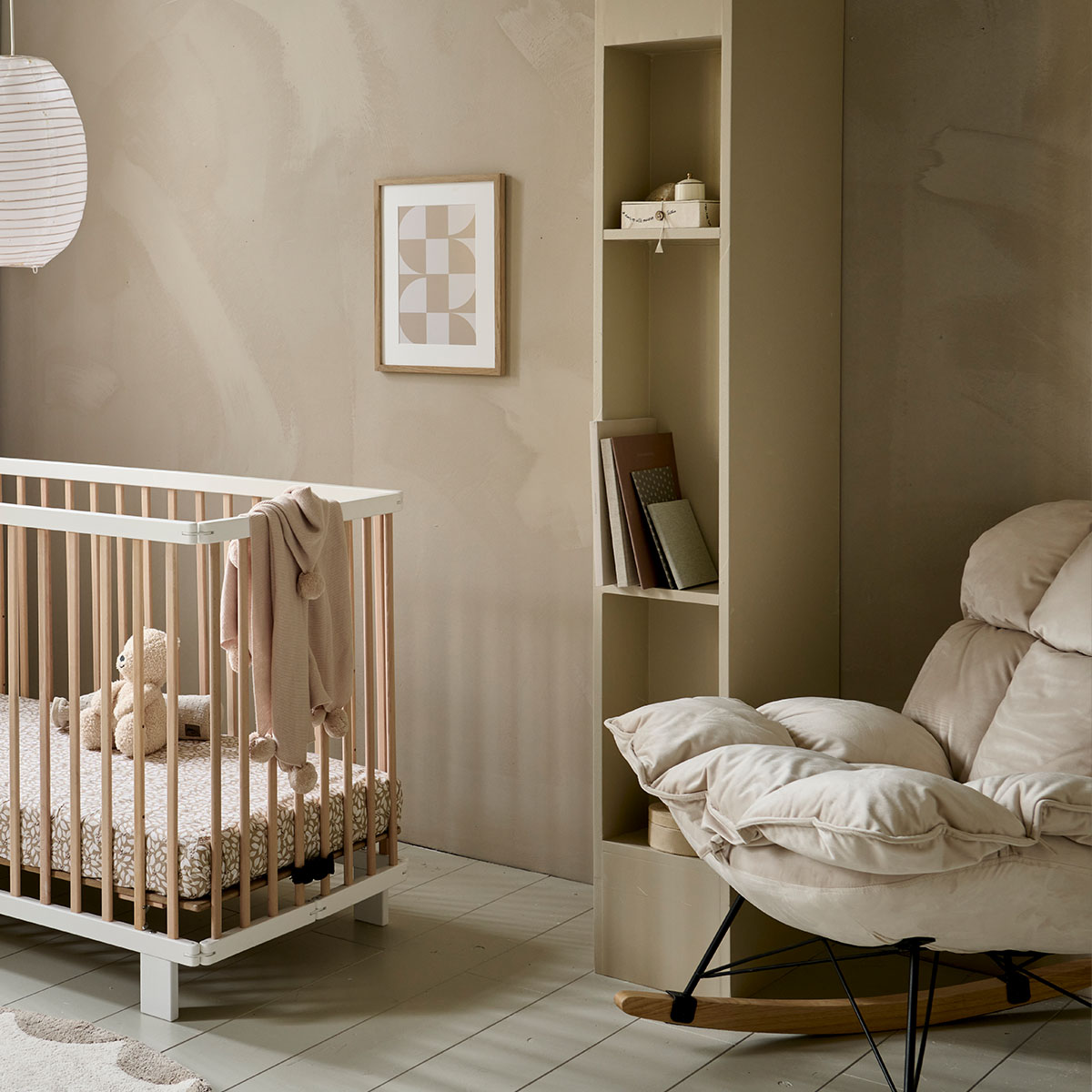 Petite Amélie | Fauteuil à bascule Cocon | Rocking chair pour chambre bébé en velours beige | Confortable et élégant | Structure métal et bois (Petite Amélie) - Image 1
