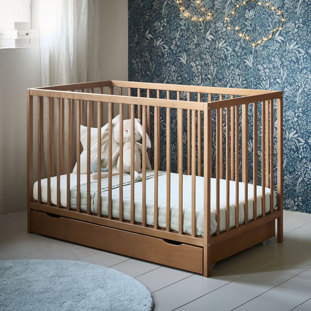 Petite Amélie | Tiroir de lit bébé | Rangement sous lit | Noyer | 118x62,3x12,8 cm | Compatible avec modèle HETRE | Construction solide avec roulettes (Petite Amélie) - Image 1