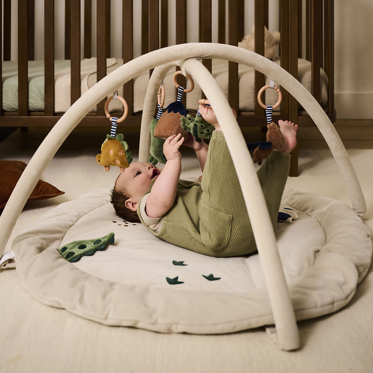 Petite Amélie | Arche d'éveil Dino | Tapis sensoriel amovible | Polyester | Beige | 6 éléments avec suspensions | Facile à nettoyer (Petite Amélie) - Image 1