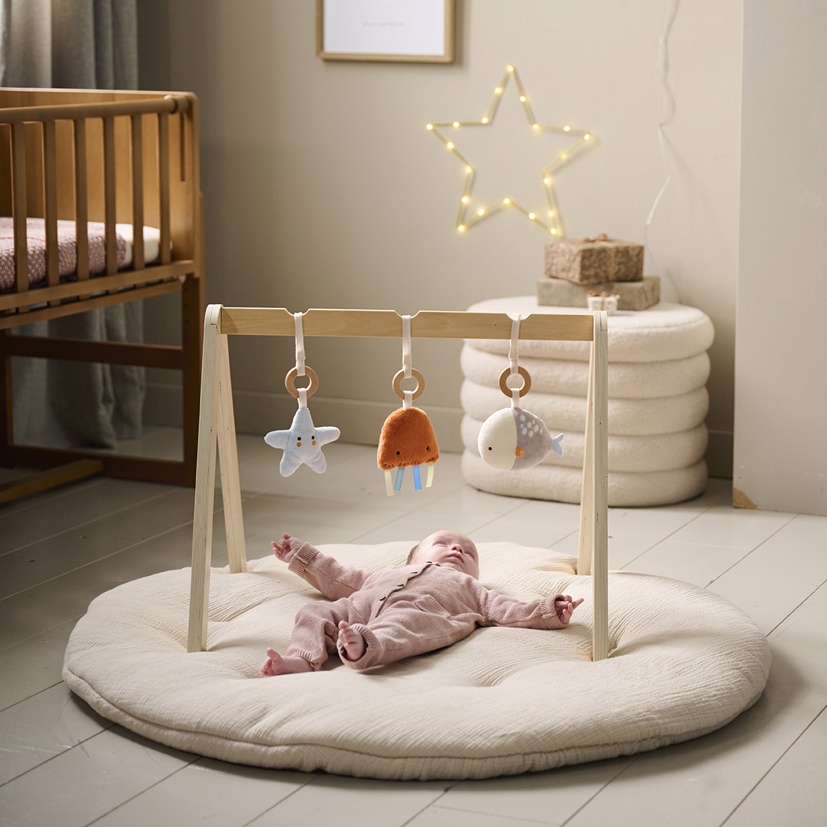 Petite Amélie | Portique d'éveil bébé Mer | Bois naturel | 60x50x48 cm | Arche de jeu pour nourrisson avec trois accessoires en peluche amovibles (Petite Amélie) - Image 1