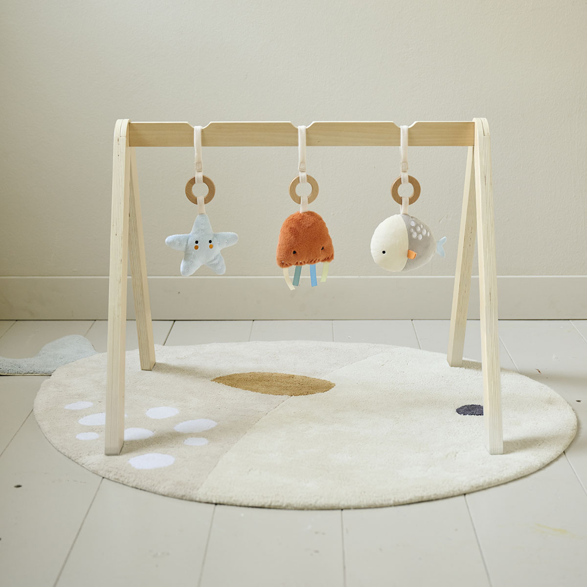 Petite Amélie | Portique d'éveil bébé Mer | Bois naturel | 60x50x48 cm | Arche de jeu pour nourrisson avec trois accessoires en peluche amovibles (Petite Amélie) - Image 2