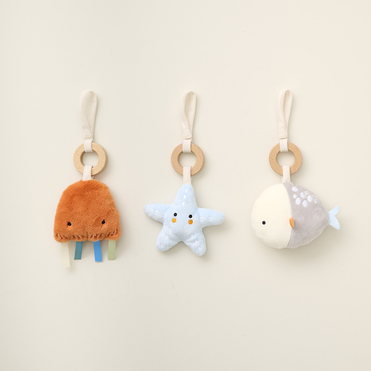 Petite Amélie | Portique d'éveil bébé Mer | Bois naturel | 60x50x48 cm | Arche de jeu pour nourrisson avec trois accessoires en peluche amovibles (Petite Amélie) - Image 4