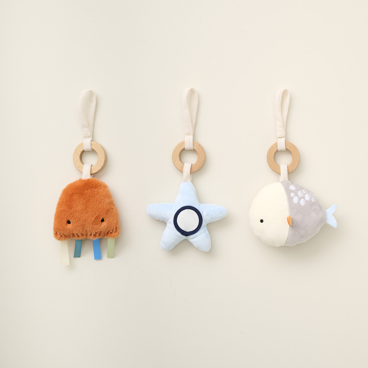 Petite Amélie | Portique d'éveil bébé Mer | Bois naturel | 60x50x48 cm | Arche de jeu pour nourrisson avec trois accessoires en peluche amovibles (Petite Amélie) - Image 5