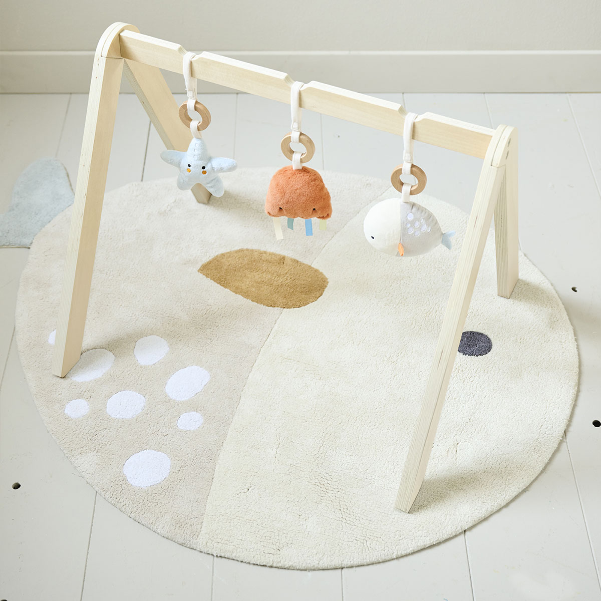 Petite Amélie | Portique d'éveil bébé Mer | Bois naturel | 60x50x48 cm | Arche de jeu pour nourrisson avec trois accessoires en peluche amovibles (Petite Amélie) - Image 6