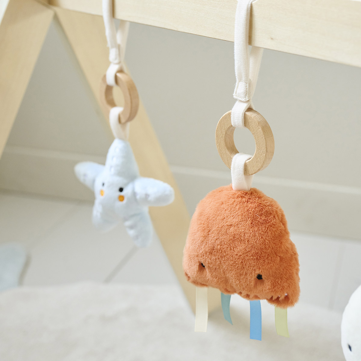 Petite Amélie | Portique d'éveil bébé Mer | Bois naturel | 60x50x48 cm | Arche de jeu pour nourrisson avec trois accessoires en peluche amovibles (Petite Amélie) - Image 7