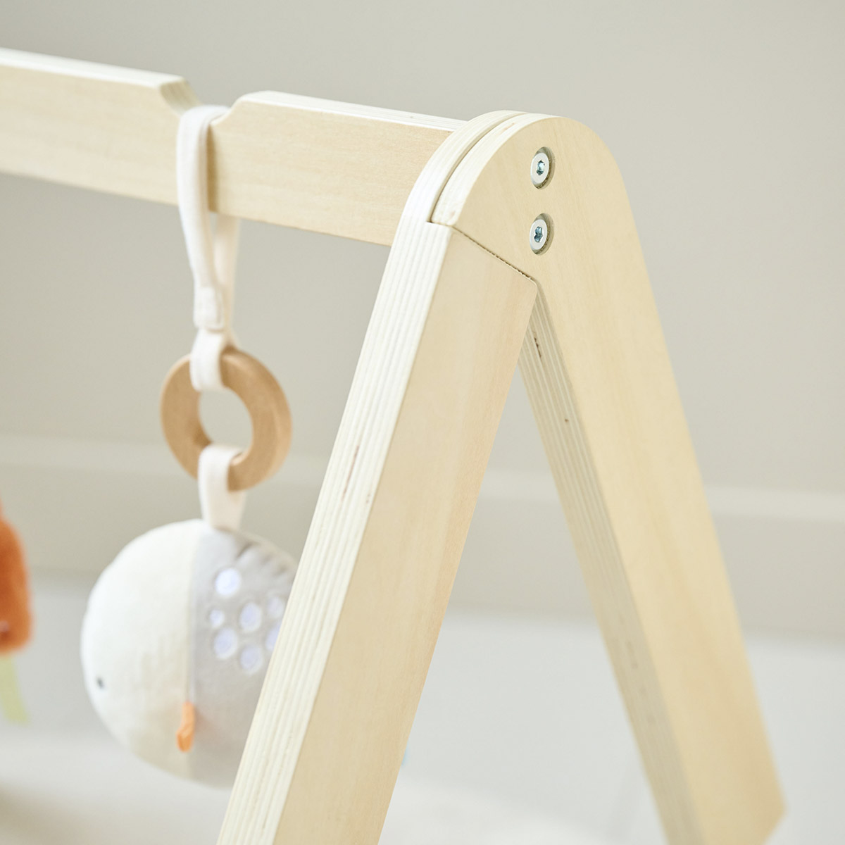 Petite Amélie | Portique d'éveil bébé Mer | Bois naturel | 60x50x48 cm | Arche de jeu pour nourrisson avec trois accessoires en peluche amovibles (Petite Amélie) - Image 8