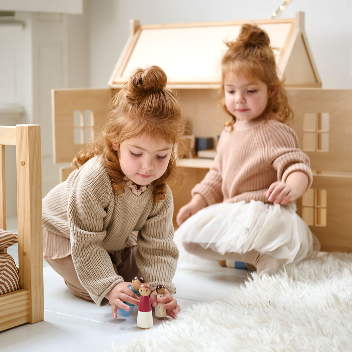 Petite Amélie | Famille de poupées Jacinthe | Figurine articulée en bois | Papa maman fille et fils | 7-10 cm pour maison de poupée (Petite Amélie) - Image 1
