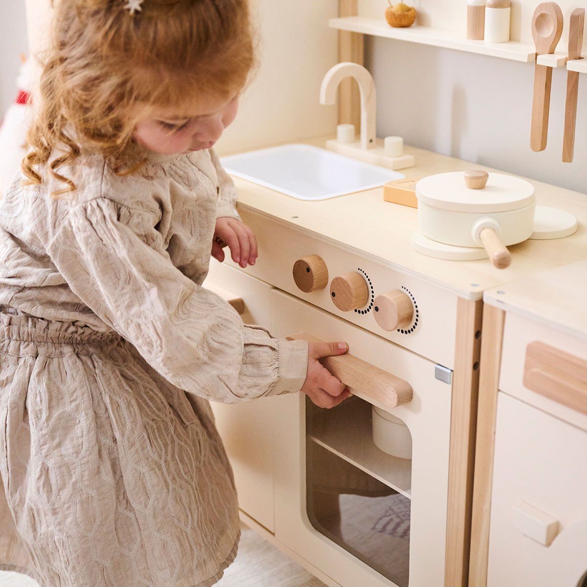 Petite Amélie | Cuisine en bois enfant Chantilly | Bois durable | Beige | 55x32x76 cm | Set de 10 accessoires inclus | Pour enfants 3 ans et plus (Petite Amélie) - Image 1