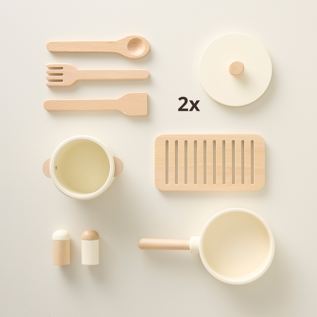 Petite Amélie | Cuisine en bois enfant Chantilly | Bois durable | Beige | 55x32x76 cm | Set de 10 accessoires inclus | Pour enfants 3 ans et plus (Petite Amélie) - Image 3