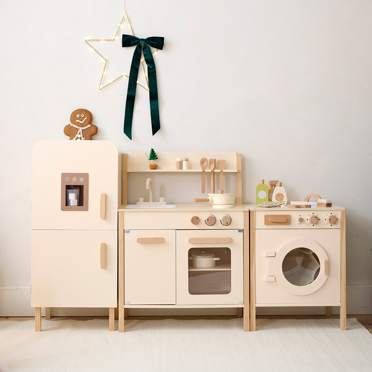 Petite Amélie | Cuisine en bois enfant Chantilly | Bois durable | Beige | 55x32x76 cm | Set de 10 accessoires inclus | Pour enfants 3 ans et plus (Petite Amélie) - Image 4