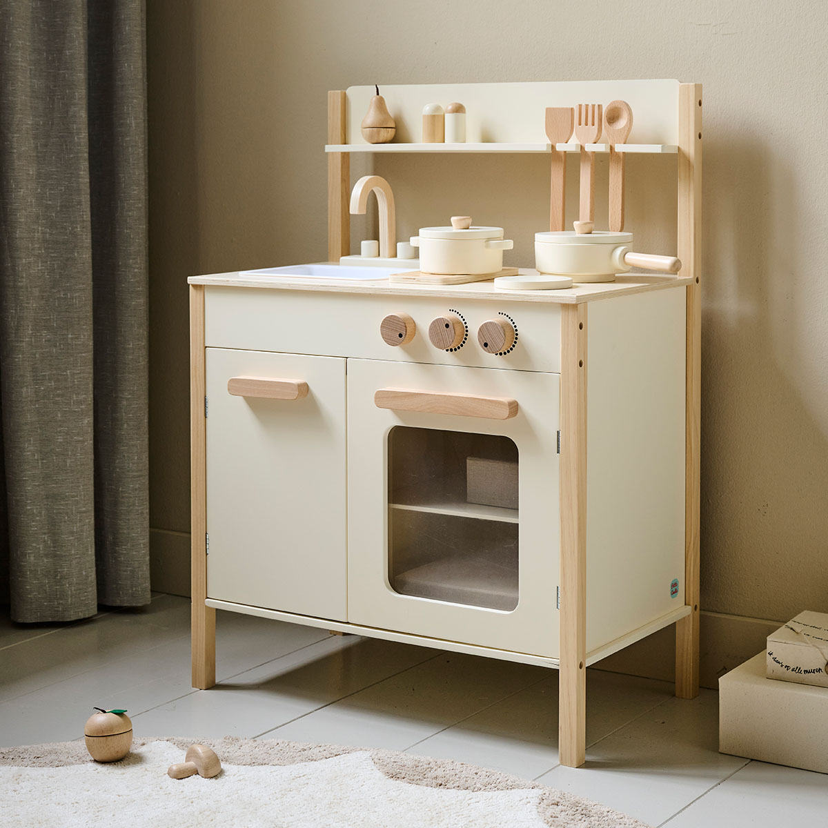 Petite Amélie | Cuisine en bois enfant Chantilly | Bois durable | Beige | 55x32x76 cm | Set de 10 accessoires inclus | Pour enfants 3 ans et plus (Petite Amélie) - Image 7