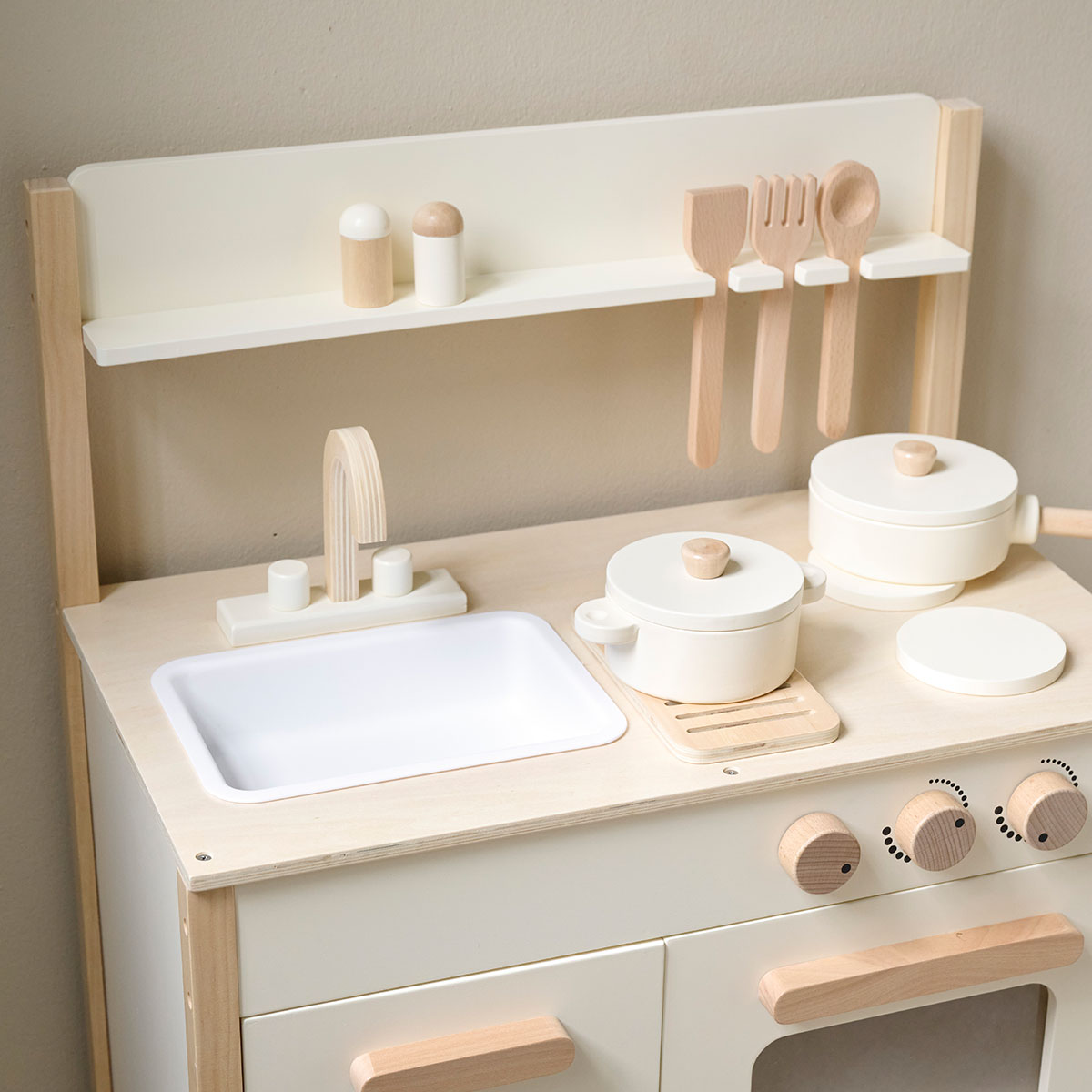 Petite Amélie | Cuisine en bois enfant Chantilly | Bois durable | Beige | 55x32x76 cm | Set de 10 accessoires inclus | Pour enfants 3 ans et plus (Petite Amélie) - Image 8