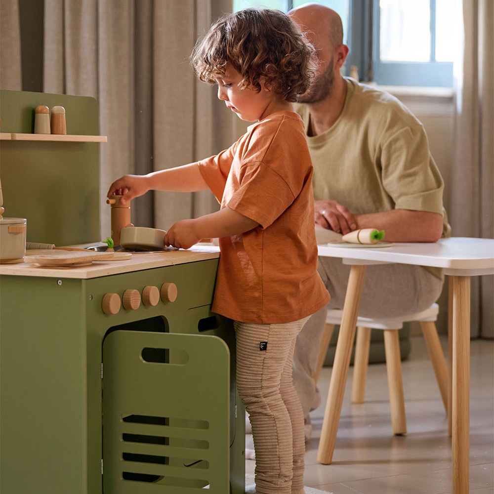 Petite Amélie | Cuisine enfant en bois | Jeu d'imitation Olive | Vert olive et blanc | 13 accessoires inclus pour des heures de créativité (Petite Amélie) - Image 1