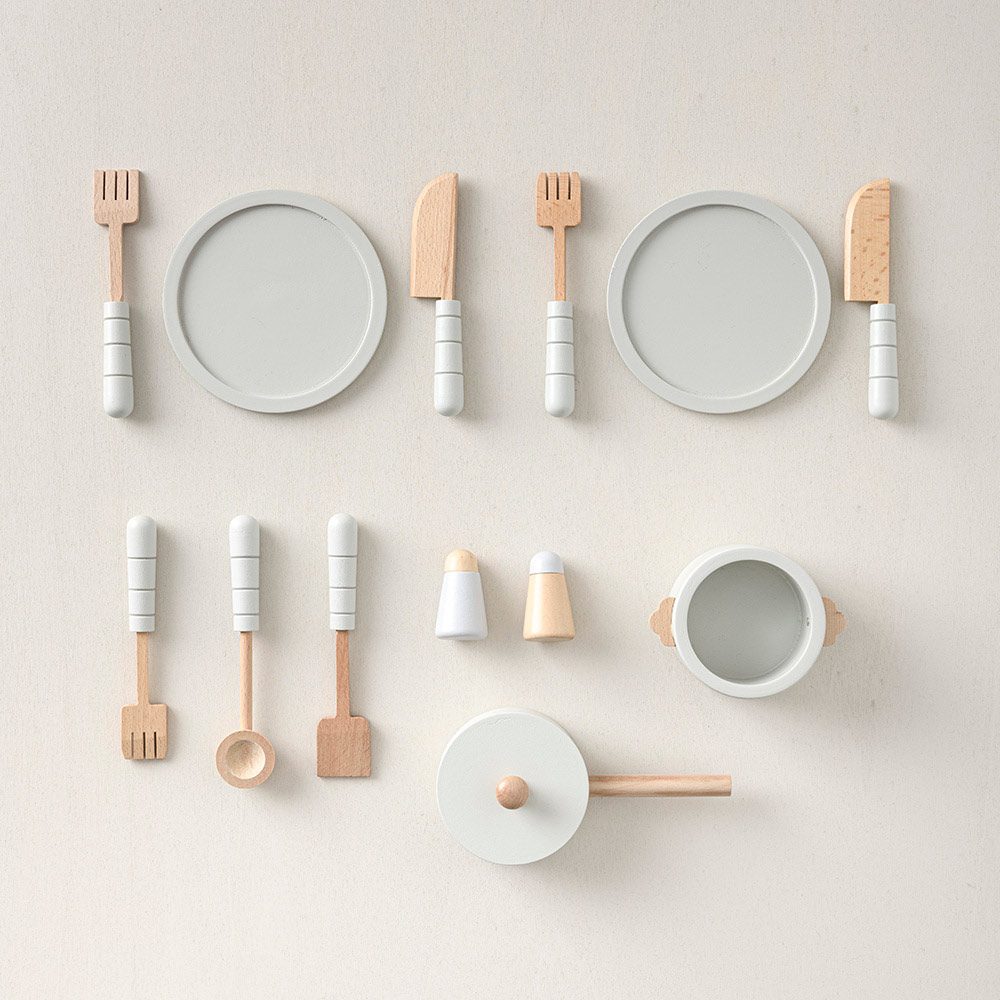 Petite Amélie | Cuisine enfant en bois | Jeu d'imitation Olive | Vert olive et blanc | 13 accessoires inclus pour des heures de créativité (Petite Amélie) - Image 3